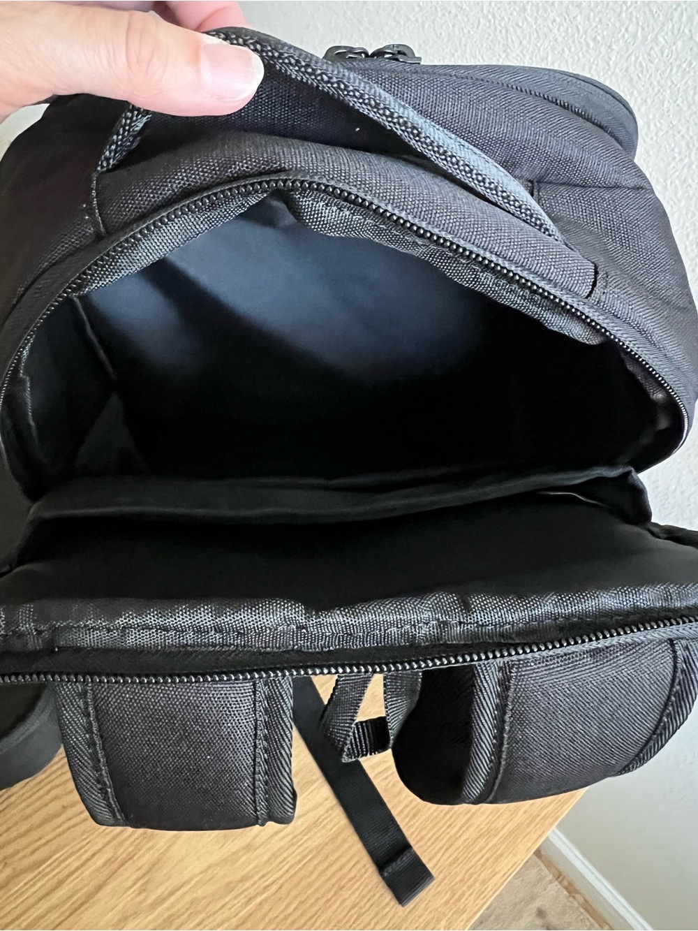 Tesla Black Laptop Travel Backpack with Matching Toiletry Pouch Set - Picture 5 of 14